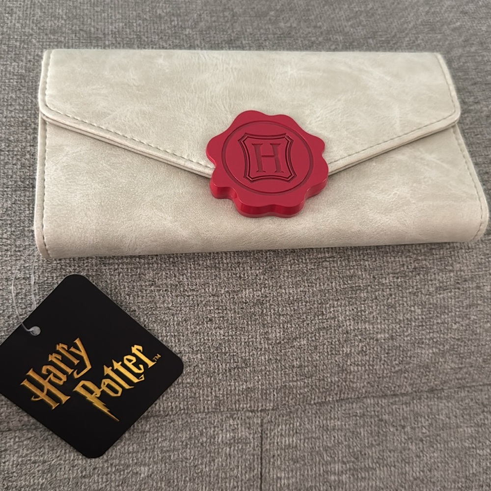 Hogwarts Harry Potter Letter w/Crest Seal Faux Leather Wallet